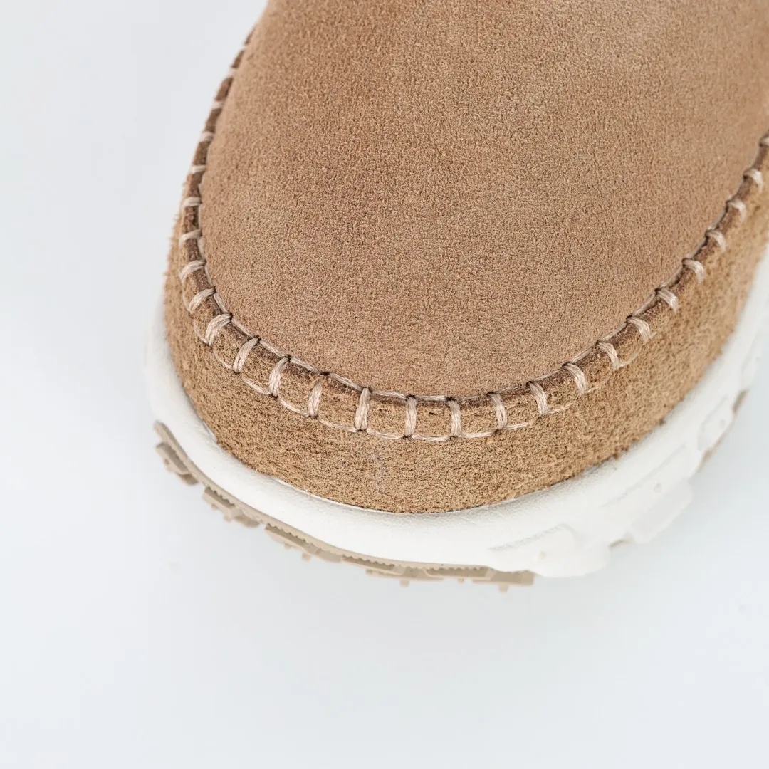 Pick up locally 💰700 Core recommendation Good price It is a very suitable choice for keeping warm in winter and at home. In recent years, uug has launched a series of styles, which are partially geared towards the preferences of young consumers and have also moved to the forefront of fashion trends. Shoe body material Water-repellent coated suede upper 17mm UGGPURE™ implanted wool insole Lightweight non-slip comfortable rubber outsole With brand LOGO trademark Comes with a full set of packaging Size: 35 36 37 38 39 40
